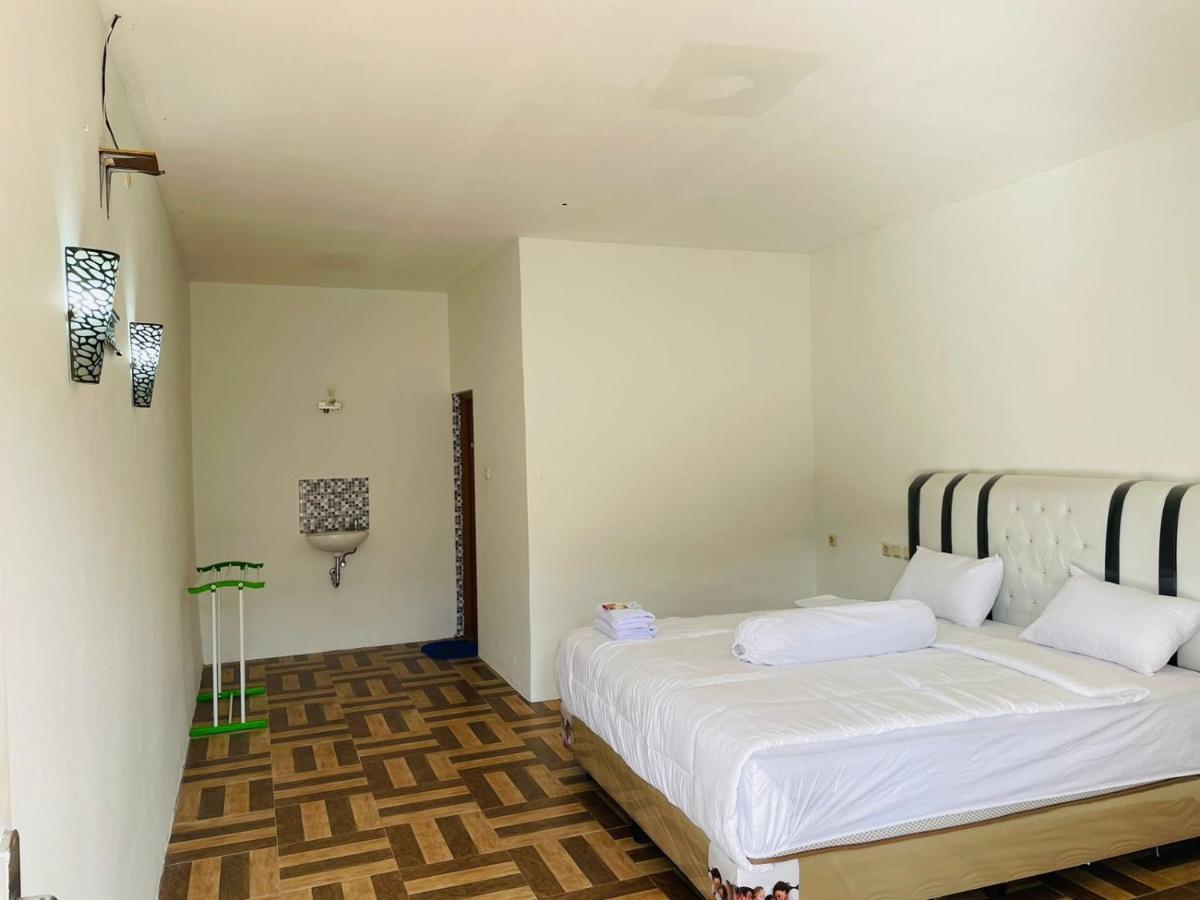 Vandu'S View Guest House & Restaurant Tuk Tuk Exterior photo