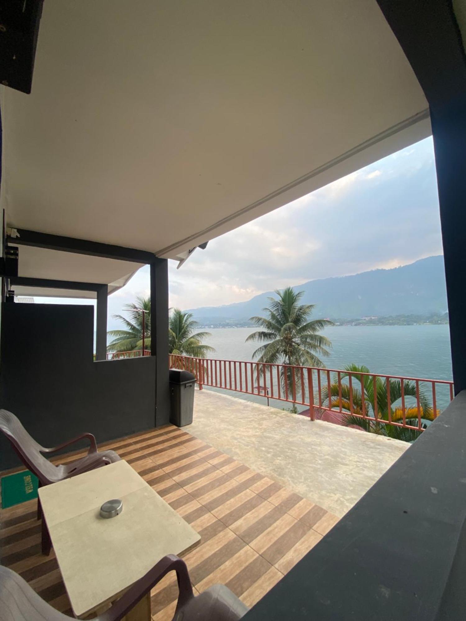 Vandu'S View Guest House & Restaurant Tuk Tuk Exterior photo