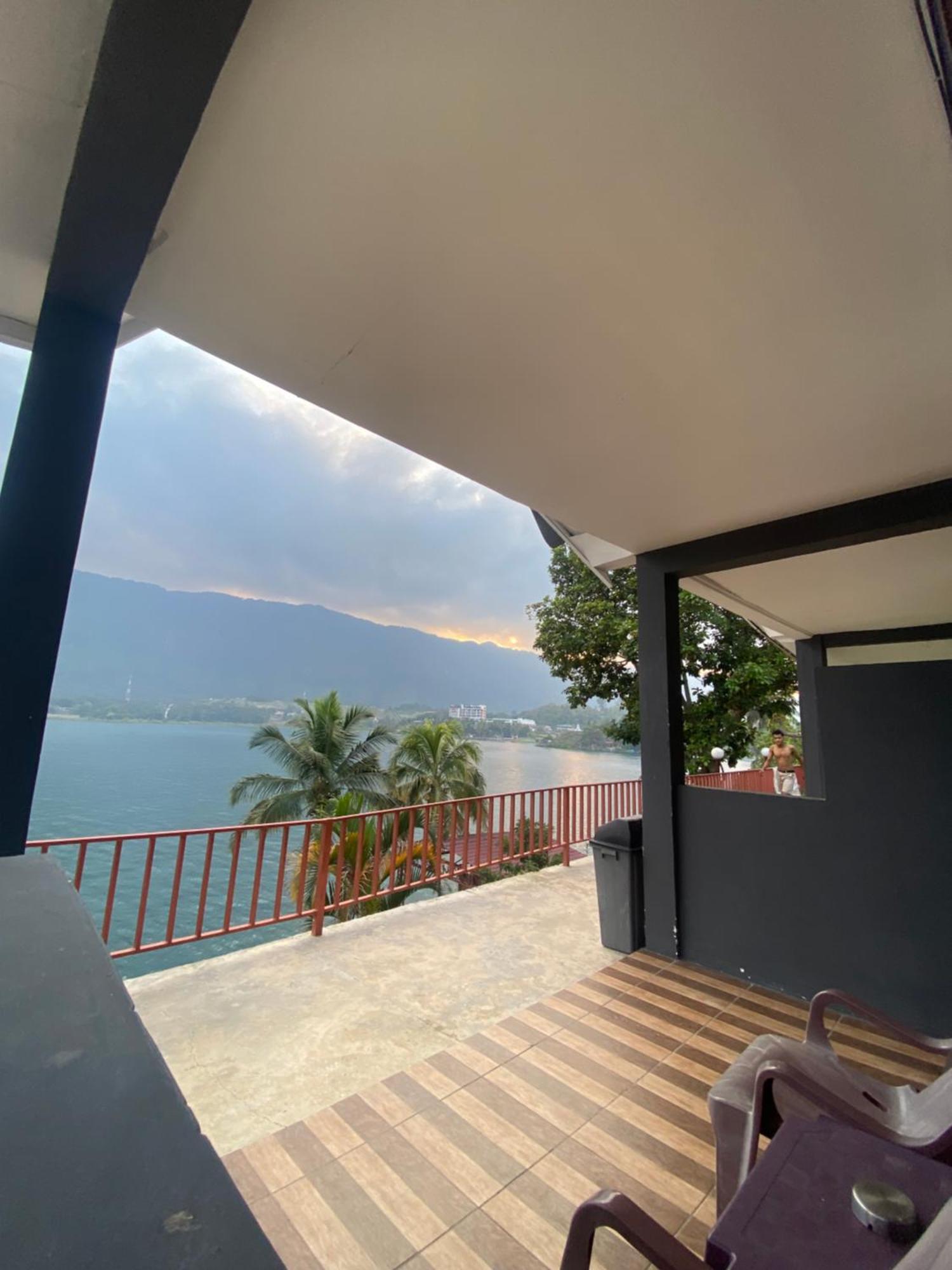 Vandu'S View Guest House & Restaurant Tuk Tuk Exterior photo