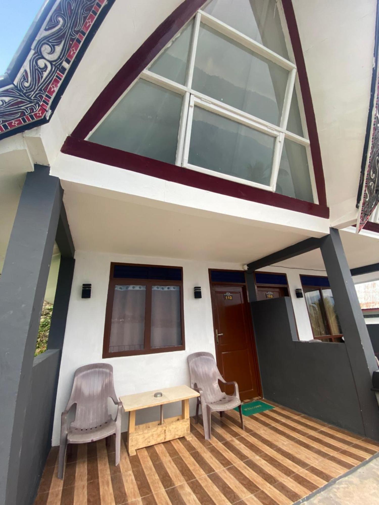 Vandu'S View Guest House & Restaurant Tuk Tuk Exterior photo