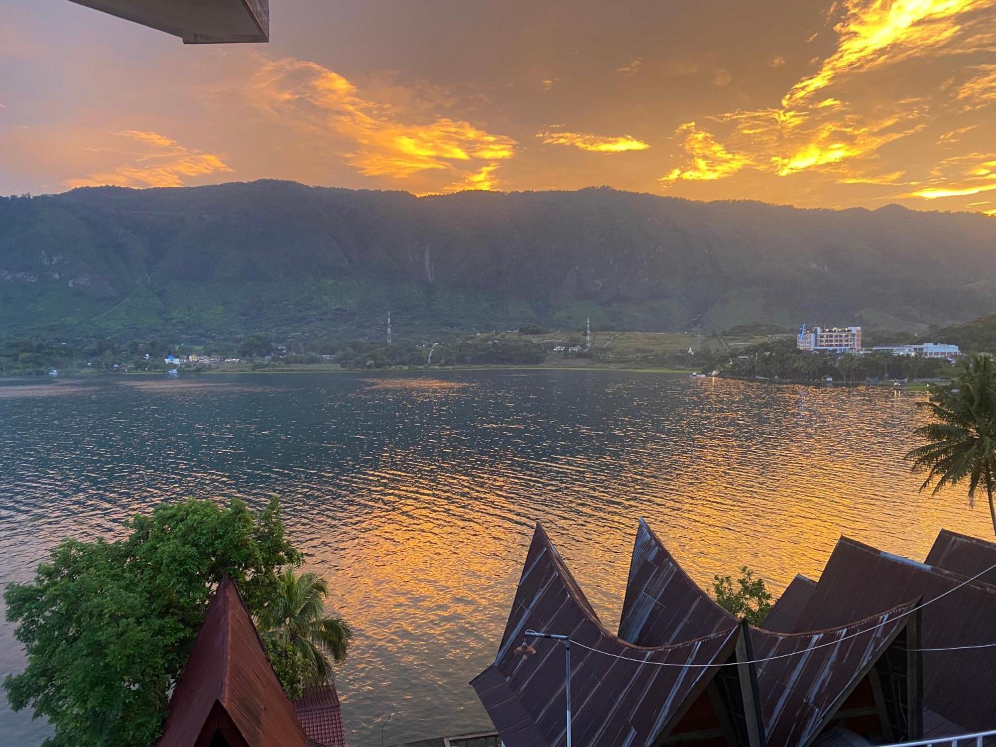Vandu'S View Guest House & Restaurant Tuk Tuk Exterior photo