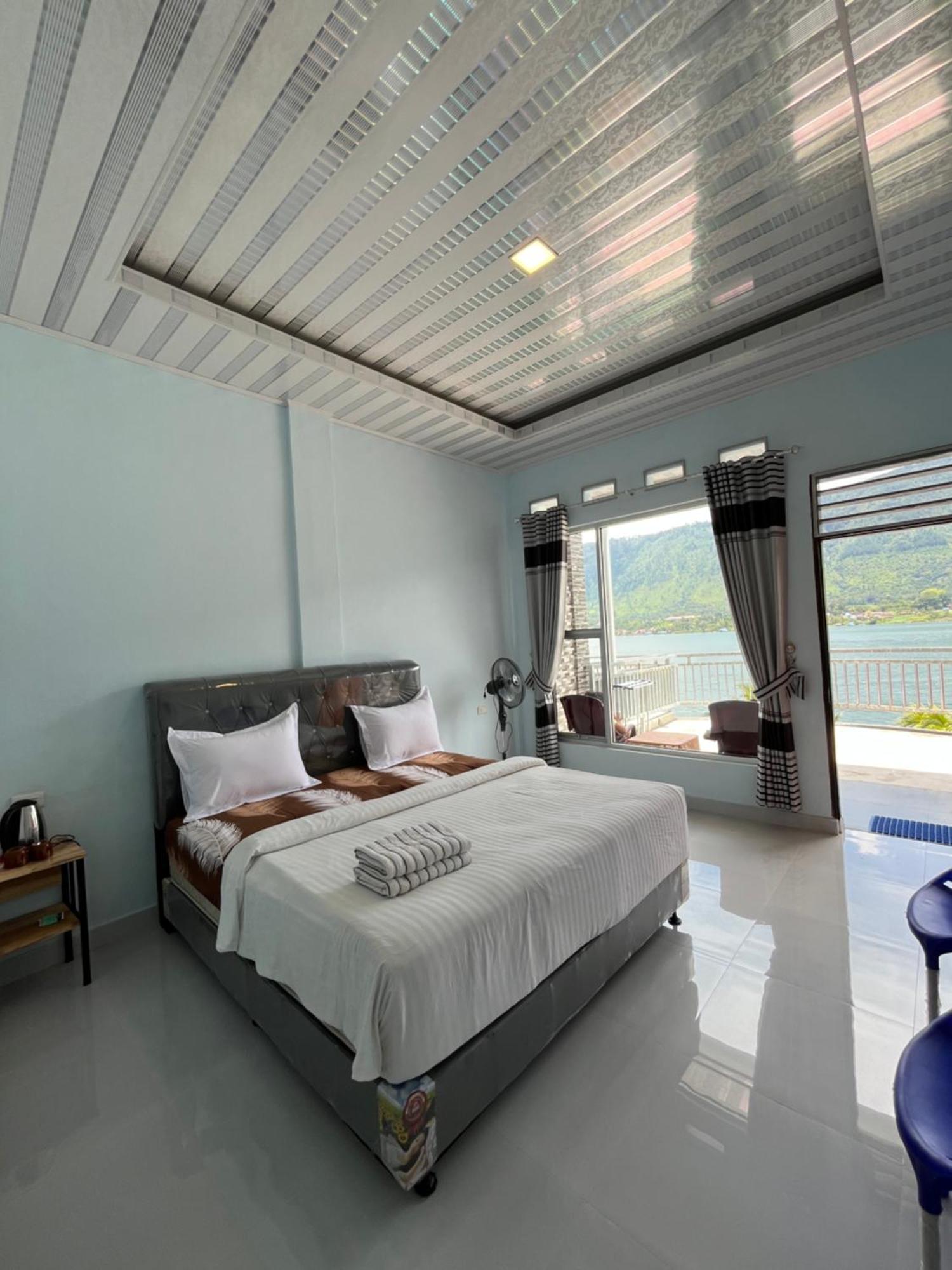 Vandu'S View Guest House & Restaurant Tuk Tuk Exterior photo